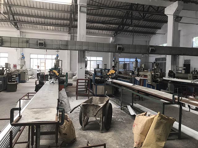 江蘇邦航高分子材料有限公司是生產(chǎn)清糞帶，發(fā)泡板材的專業(yè)公司.擁有發(fā)泡板材以及清糞帶成一條龍生產(chǎn)線.銷售清糞帶熱線:(0)13222869888